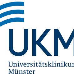 Logo des Universitätsklinikums Münster (UKM) mit blauen Linien und Schriftzug.