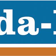 Logo der Sparda-Bank auf blauem Hintergrund mit weißer Schrift und einem braunen Balken am unteren Rand.