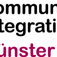 Logo des Kommunalen Integrationszentrums Münster mit stilisierten Buchstaben in Schwarz, Violett und Orange.