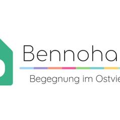 Logo des Bennohauses: grüne Haus-Silhouette mit „b“ und bunten Farbstrichen, Text „Bennohaus Begegnung im Ostviertel“.