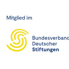 Logo des Bundesverbands Deutscher Stiftungen mit der Aufschrift „Mitglied im“ darüber. Schrift in Blau und Gelb.