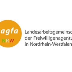 Logo der Lagfa NRW: orangene Kreise mit weißem Schriftzug „lagfa“ und grüner „NRW“-Schrift, darunter vollständiger Name.