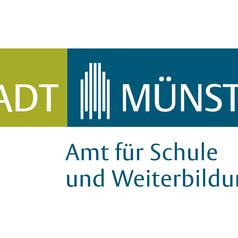 Logo der Stadt Münster, Amt für Schule und Weiterbildung, in Grün und Blau mit Text und stilisierten Gebäuden.