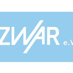 Logo von ZWAR e.V. auf blauem Hintergrund mit weißer Schrift und schrägen Linien im Schriftzug.