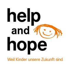 Logo mit dem Text „help and hope“ und einem kindlichen Gesicht mit roten Haaren, darunter der Slogan „Weil Kinder unsere Zukunft sind“.